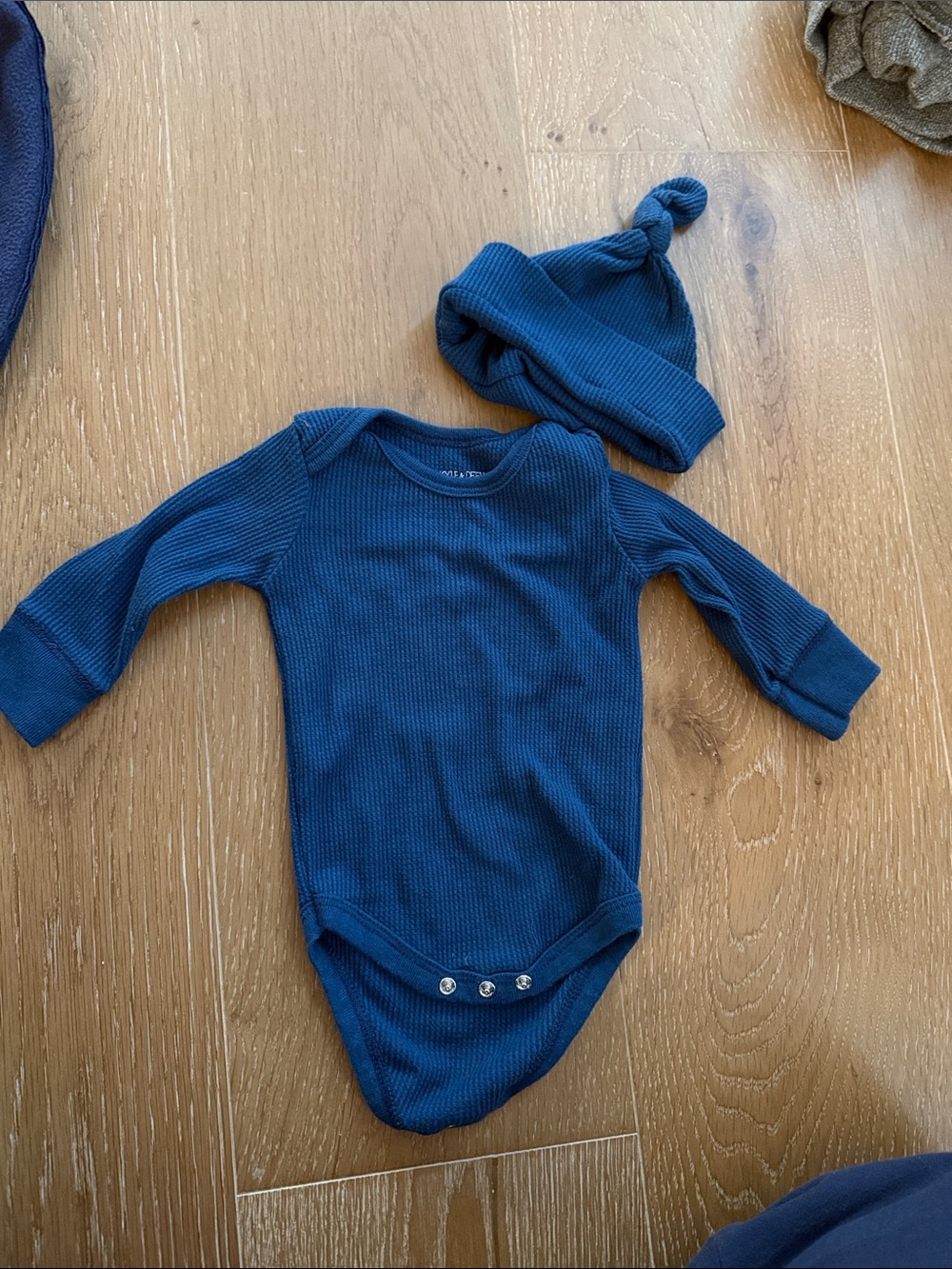 Long-Sleeve Ribbed Baby One-Piece with Knot Hat in Deep Blue